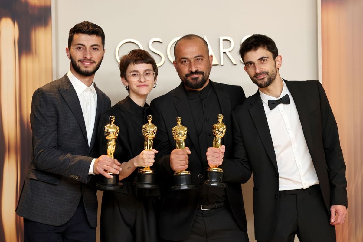 HabisNontonFilm's tweet photo. NAZA menang Special Jury Prize di Venice Film Festival 2026.

Dokumenter ini mengungkap kebiadaban inteligen Israel yang dengan  mudahnya membunuh warga Palestina di Gaza. "NAZA" adalah istilah inteligen Israel untuk menyebut berapa banyak warga sipil yang diperkirakan akan tewas akibat setiap serangan udara mereka. Ratusan warga sipil (termasuk anak-anak) dijadikan collateral damage dalam penyerangan anggota Hamas. Bahkan satu sumber menyebutkan, pernah ada approval untuk membunuh 500 NAZA untuk penyerangan 1 anggota Hamas.

Disutradarai oleh dua jurnalis Yuval Abraham & Rachel Szor. Dua warga Israel yang tahun lalu meraih Best Documentary Feature Oscars lewat film NO OTHER LAND bersama dua filmmaker Palestina Basel Adra & Hamdan Balla.