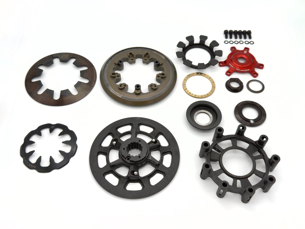 CorseStyle's tweet photo. STM CLG SLIPPER CLUTCH 
for DUCATI DESMO450 MX / SM

軽さだけではない。クラッチを、より正確なコントロールデバイスへ。

STMのCLG（Clutch Low Gravity）は、MXGPをはじめとするトップレベルのレース活動から得られたノウハウをもとに開発された、次世代の高性能クラッチシステムです。

徹底した形状の最適化により、高い剛性と耐久性を確保しながら軽量化と低回転慣性を実現。さらにクラッチ内部のオイルフローを最適化することで、クラッチディスクの潤滑性と摺動性を高め、過酷な走行条件においても熱による性能変化を抑え、安定したクラッチフィーリングを維持します。

DUCATI DESMO450 MX / SM 専用「FDU-M010」は、このCLGテクノロジーにSTMが長年培ってきたスリッパークラッチ機構を融合。

ハードブレーキングからのシフトダウン時に発生するバックトルクを適切にコントロールし、リアタイヤのホッピングや車体挙動の乱れを抑制します。

高潤滑・低慣性・高剛性・耐熱性、そしてバックトルクコントロール。エンジンパワーを伝えるだけだったクラッチを、ライダーがマシンをより積極的にコントロールするためのデバイスへ。

それがSTM CLG Slipper Clutchです。
https://t.co/O87APJR0AZ

#STM #CLG #スリッパークラッチ #ドゥカティ #desmo450 #モトコルセ #厚木