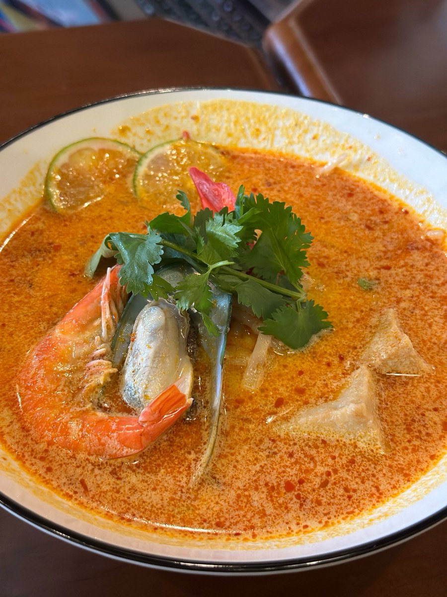 lanmv801730's tweet photo. Craving vibrant Thai street food tonight This spicy green curry with fragrant jasmine rice and crispy basil leaves hits different—fresh flavors that transport you straight to Bangkok’s busy night markets!， https://t.co/QiVn0BFjiz