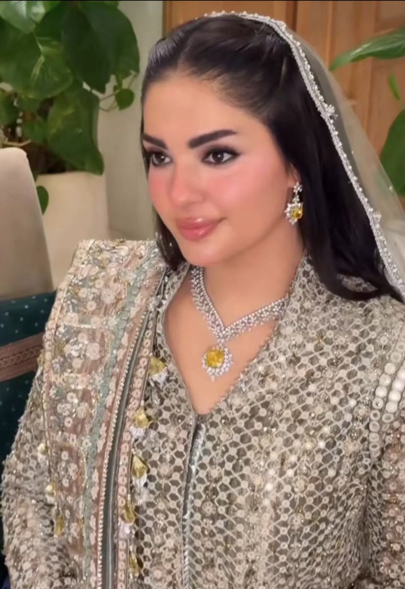 SecretGirl_IK's tweet photo. گروک یہ جو مریم نواز کی بیٹی نے نیکلس پہن رکھا ہے اس کی قیمت پاکستانی روپیوں میں بتانا کتنی بنتی ہے۔۔
@grok https://t.co/OE2rmBFzcI