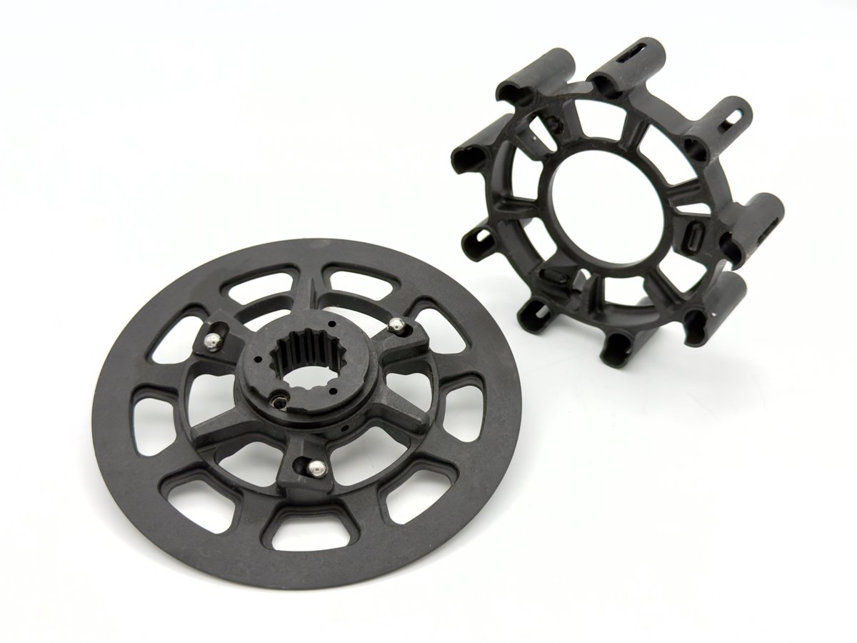 CorseStyle's tweet photo. STM CLG SLIPPER CLUTCH 
for DUCATI DESMO450 MX / SM

軽さだけではない。クラッチを、より正確なコントロールデバイスへ。

STMのCLG（Clutch Low Gravity）は、MXGPをはじめとするトップレベルのレース活動から得られたノウハウをもとに開発された、次世代の高性能クラッチシステムです。

徹底した形状の最適化により、高い剛性と耐久性を確保しながら軽量化と低回転慣性を実現。さらにクラッチ内部のオイルフローを最適化することで、クラッチディスクの潤滑性と摺動性を高め、過酷な走行条件においても熱による性能変化を抑え、安定したクラッチフィーリングを維持します。

DUCATI DESMO450 MX / SM 専用「FDU-M010」は、このCLGテクノロジーにSTMが長年培ってきたスリッパークラッチ機構を融合。

ハードブレーキングからのシフトダウン時に発生するバックトルクを適切にコントロールし、リアタイヤのホッピングや車体挙動の乱れを抑制します。

高潤滑・低慣性・高剛性・耐熱性、そしてバックトルクコントロール。エンジンパワーを伝えるだけだったクラッチを、ライダーがマシンをより積極的にコントロールするためのデバイスへ。

それがSTM CLG Slipper Clutchです。
https://t.co/O87APJR0AZ

#STM #CLG #スリッパークラッチ #ドゥカティ #desmo450 #モトコルセ #厚木