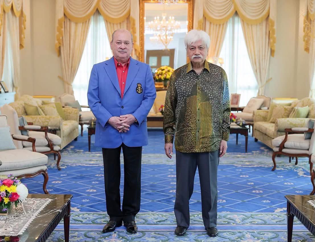 liyana_marzuki's tweet photo. SERI PADUKA BAGINDA

Secara protokol, semua Raja dan Sultan Negeri memakai gelaran Duli Yang Maha Mulia. Cuma bagi membezakan kedudukan Yang di-Pertuan Agong kita. Gelaran khas “Seri Paduka Baginda” digunakan.

Hanya Baginda seorang sahaja yang boleh gunakan gelaran ini dalam negara. Sultan lain tidak dibenarkan, hinggalah sampai giliran.

Sistem Beraja di Malaysia ini unik. Kita antara negara yang punya paling ramai Raja dalam negara. 9 orang kesemuanya. Mereka bergilir menjadi YDPA setiap 5 tahun.

Sultan Johor kini yang menjadi Agong kita, sudah lebih 2.5 tahun memerintah. Baginda besar kemungkinan akan diganti oleh Sultan Perak dalam tak sampai 2 tahun setengah. Tempoh Baginda tamat pada 30 Januari 2029. Tak lama dah.

*******

Lama tak lama, cabaran beliau memayungi negara amat terserlah. Bila mana dunia politik sedikit haru biru. Kita nampak peranannya di situ.

Baginda took an active role. Dalam menangani gejala rasuah, it’s an open secret Baginda ada peranan bersihkan MINDEF. Sampai Pemimpin Tinggi Tentera dipecat dan ditahan. Sukar terjadi kalau Baginda sendiri tak campur tangan.

Saya percaya, salah satu sebab indeks persepsi rasuah kita tambah baik tahun lepas. Kerana Ketua ATM pun kita berkas. Jarang berlaku di mana-mana negara. Akan tercatat dalam sejarah, bukan sahaja bekas PM kita masuk penjara. Panglima Tentera pun kita dakwa.

Minggu ini, Baginda dipuji lagi. Laungan “Daulat Tuanku” berkumandang di media sosial. Sebaik sahaja permohonan pengampunan DS Najib Razak ditangguh.

Menunjukkan DYMM Seri Paduka Baginda faham sentimen rakyat biasa yang tidak berparti. Yang tidak fanatik pemimpin. Kes kleptokrasi terteruk dalam dunia, nak diampun kena berhati-hati. Impaknya kepada maruah negara besar nanti.

*******

Minggu ini juga, The Straits Times dedahkan. Baginda sudah ambil berat apa yang terjadi di Negeri Sembilan. Ini yang ramai Rakyat harapkan.

Bila ada yang nak menurunkan takhta Raja secara tidak berperlembagaan. Tiada alasan yang kukuh dan langsung tiada perbicaraan, makanya kita harapkan seluruh Raja-Raja Melayu campur tangan.

Kena juga kita tegaskan. Alasan penurunan takhta Raja (deposition) lebih kurang sama di setiap negeri. Kena ada alasan solid.

Sama ada sakit, kurang waras, buat jenayah, atau langgar Perlembagaan. Itu semua perlu dinyatakan. Dan Baginda akan diberi peluang bela diri. Kalau nak buang pekerja pun kita buat full inquiry. Inikan pula Raja Melayu sendiri.

Hatta selepas keputusan penurunan takhta dibuat, ia tidak terhenti di situ. Raja sendiri perlu mengumumkan pelepasan takhta Baginda (abdication) mengikut aturan yang ditetapkan. 

Maknanya, ada satu lagi lapisan yang perlu disempurnakan sebelum sebuah pemerintahan Raja itu ditamatkan.

Dalam Perlembagaan kebanyakan negeri, inilah intipatinya. Nak buang Raja kena ikut alasan dan prosedur tertentu. Janganlah buat secara koboi takut seluruh negara haru biru.

Yang kita khuatir, kalau sudah buat duluan di Negeri Sembilan, nanti senang-senang pula institusi Diraja yang lain dijatuhkan.

Alasan tidak diumum, full inquiry seperti yang ditetapkan dalam Perlembagaan juga tidak dibuat. Orang politik pula masuk campur. Jangan lah dibenarkan begitu. 

*******

Kita harapkan juga team Baginda YDPA jangan termakan dengan propaganda dan cytro di Facebook. Mereka cuba menormalisasikan derhaka Raja.

Mereka langgar sahaja aturan yang ada. Turun dan tabal Raja dibuat di resort semata. Apa fungsi pegawai tertinggi Kerajaan dan pegawai protokol Istana? Nescaya, caca-merba ini kalau tidak ditolak, akan terjadi lagi di hari muka.

Saya percaya Seri Paduka Baginda will be the saviour. Membantu his own Royal Brethren daripada diderhaka begitu.

Kerana akhirnya, kalau mereka boleh buat pada Raja yang satu. Pada masa depan mereka boleh buat kembali. Kalau ini terjadi, daulat dan hormat kepada Institusi Raja akan jatuh merudum.

Ironinya, pelopor gerakan ini bukanlah orang bukan Melayu. Orang kita juga.