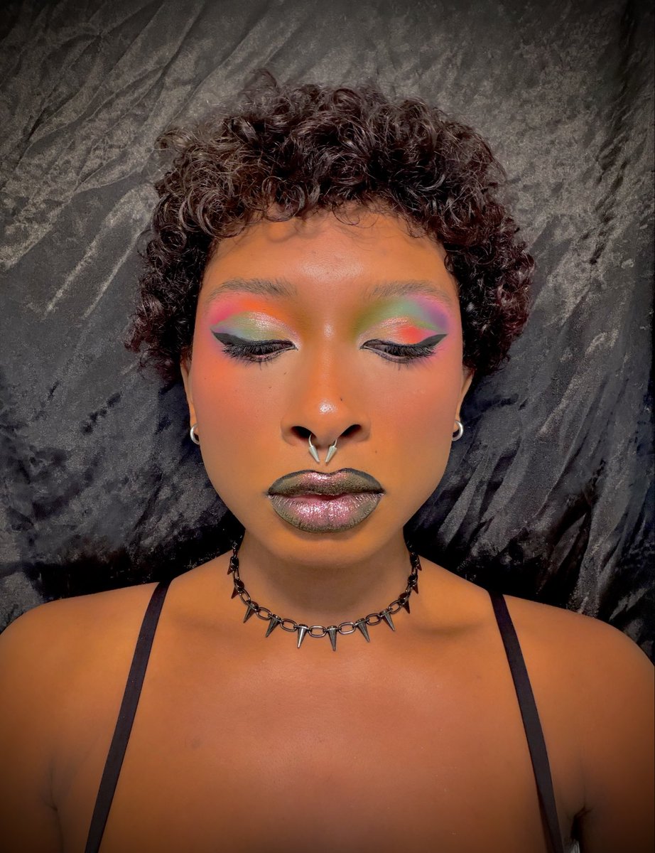 EizaAnarchy's tweet photo. Rainbow eye makeup look https://t.co/vQStCovgG4