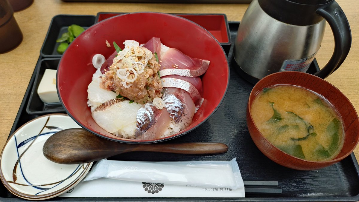sin_suzupan's tweet photo. そして保田小学校で昼食
地魚刺となめろう丼最高！
でも最後お茶漬けにして食べたのが一番美味かったかもしれん… https://t.co/0DXnjzrlJL