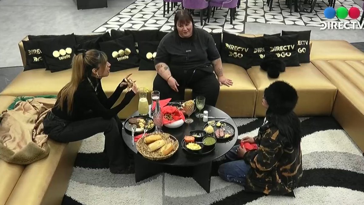 Mydreams_Lauren's tweet photo. La cena que les preparó Sol: hizo limonada, pesto de albahaca, mayonesa casera, papas fritas, horneo la carne y encima preparó la mesa... no la merecen 🙏

SOL AL 9009
#GranHermano https://t.co/Q9fZ1sbfPn