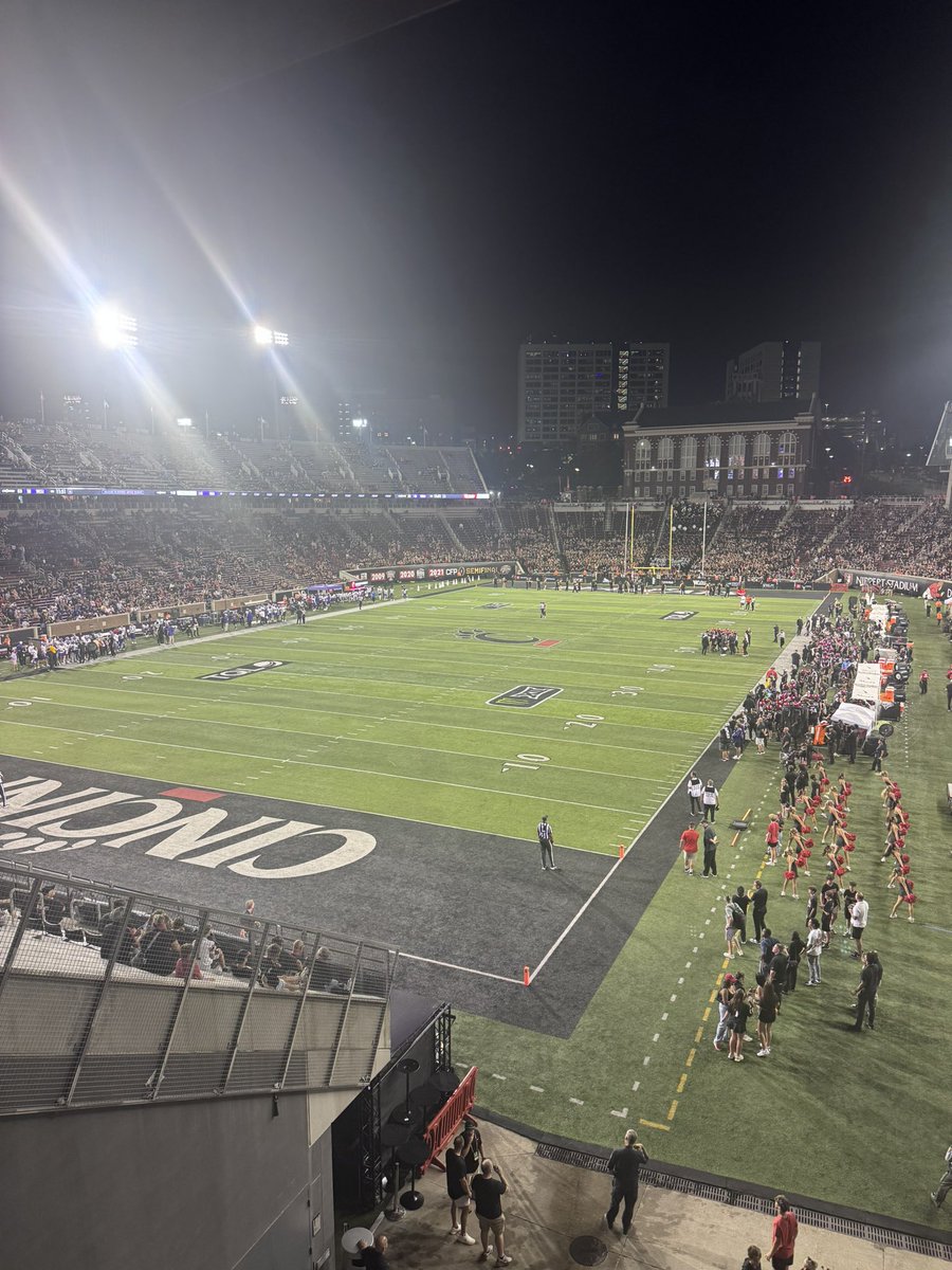 Koser1121's tweet photo. After a great visit and talks with @TheGuruStew I am so blessed to have received an Offer from The University Of Cincinnati!🙏
@GoBearcatsFB 
@Coach_Cass 
@CalebReeceFB 
@CoachJBurbage 
#gobearcats https://t.co/1nItpYq7rm