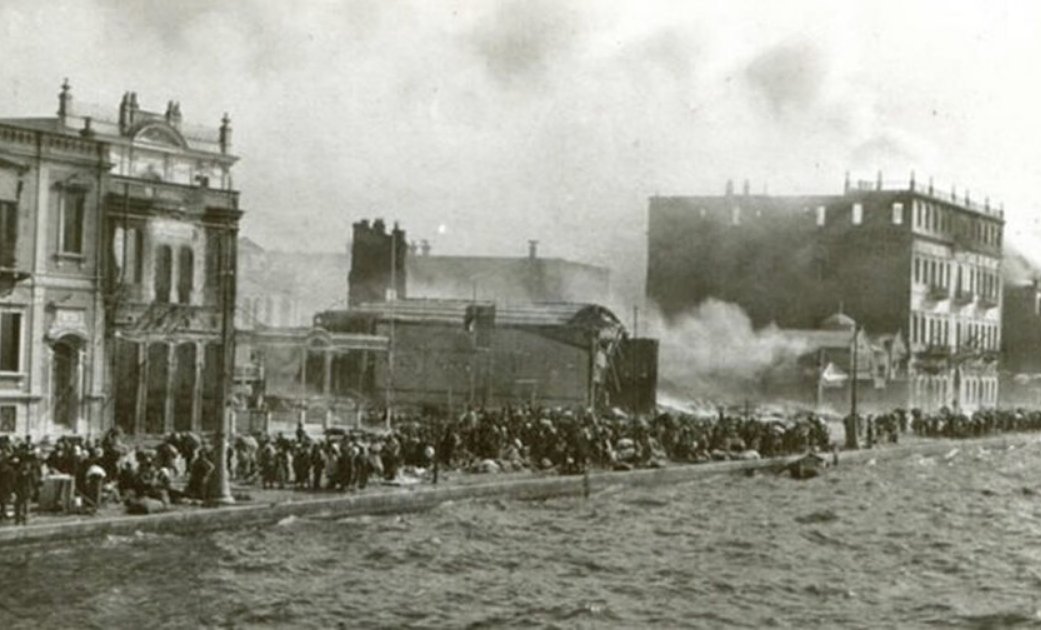 TheGreekPatriot's tweet photo. 13 Σεπτεμβρίου 1922 - Η Σμύρνη μάνα καίγεται.

Οι τούρκοι έβαλαν φωτιά στη Σμύρνη, σκότωσαν &amp; βίασαν και έβαλαν τέλος, στο ιστορικό Ελληνικό πληθυσμό και παρουσία στην Ιωνία.

#Smyrni #Ionia #Greek #Orthodox #Greece #Hellenism #AsiaMinor #Anatolia #Hellas #GreekGenocide #Genocide https://t.co/4eP4tTJzsz