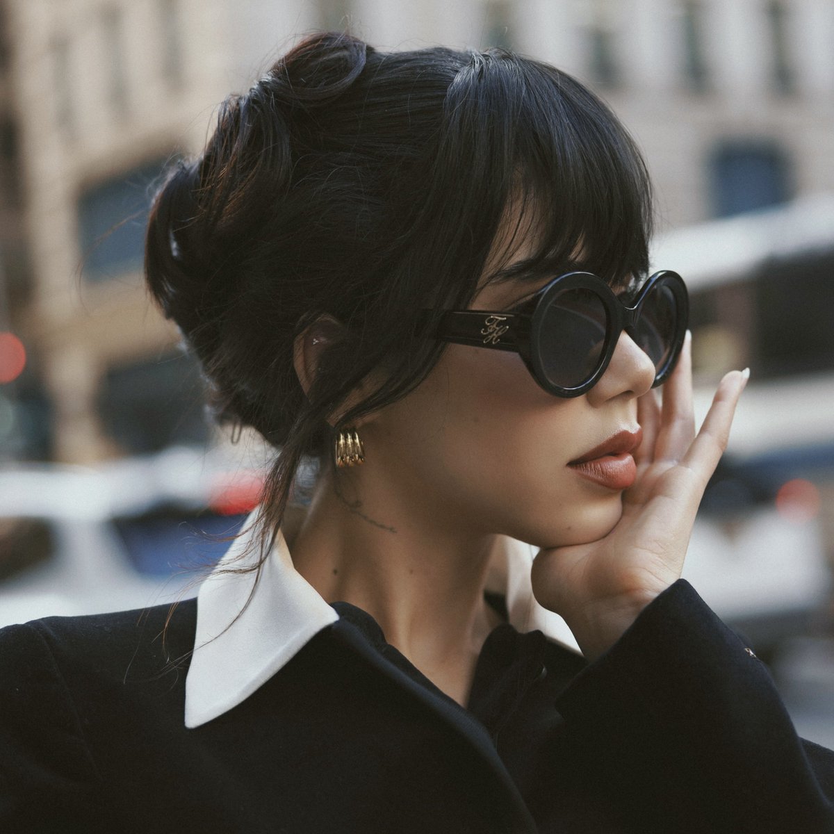 s444k_'s tweet photo. No Manners Magazine highlighted Mexican popstar Kenia Os’s look, which embraced modern prep and uptown sensibilities on the Tommy Hilfiger SS27 front row. https://t.co/qqosBRq8Yc