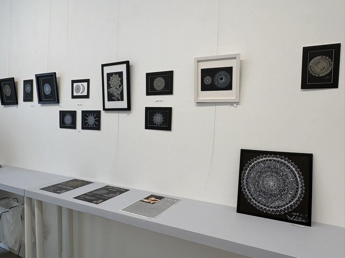 SATOMI_sub_'s tweet photo. 広瀬仁美曼荼羅展in大阪、2日目始まってます🌙✨昨日はたくさんの皆さまにご来場いただきました、誠にありがとうございました！本日も麗しい曼荼羅と元気いっぱいの広瀬さんがお待ちしております🤍 https://t.co/0aLRzkPHaC
