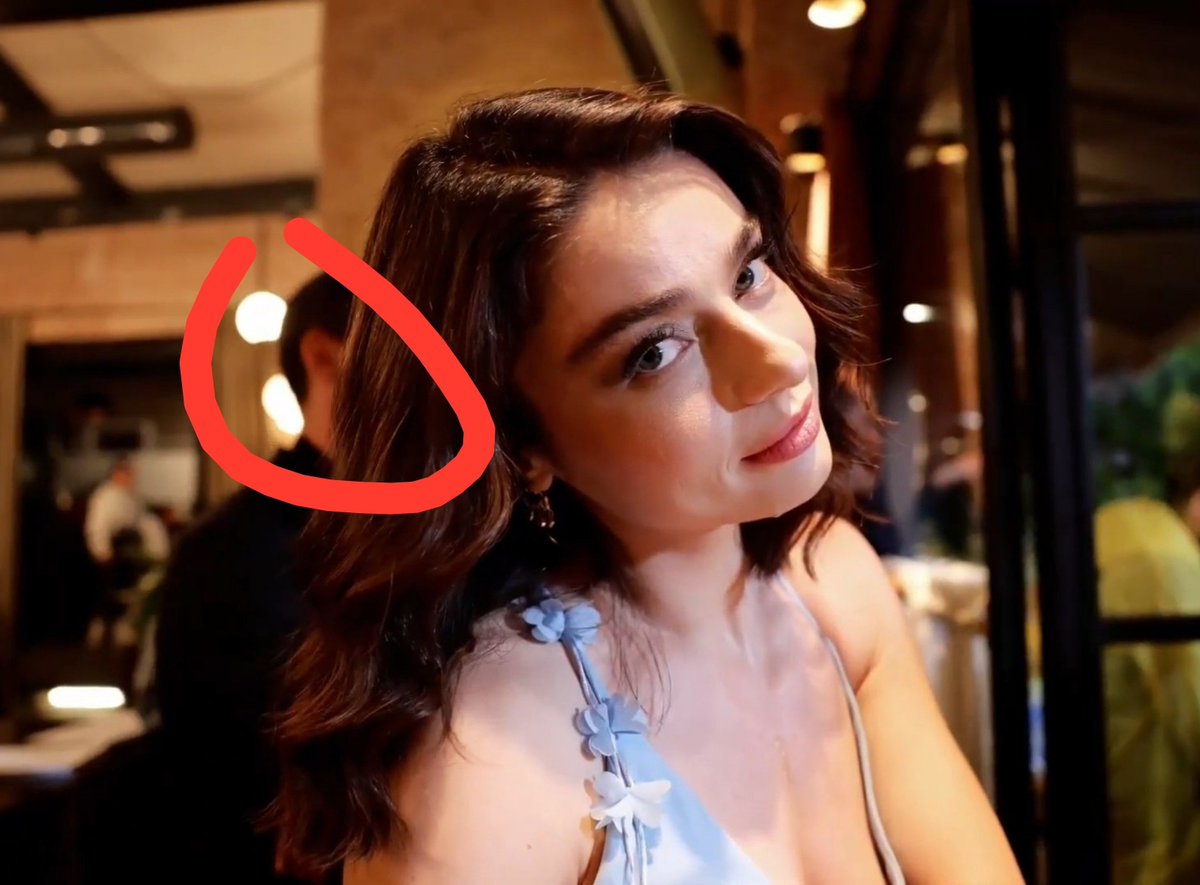 Lolozitp's tweet photo. ekın'ın oyunculukları bittiğinde haline bakın, tanıtım kulisinde bile artık onunla ilgilenmiyor ve o da aynı şekilde. İşte her şey böyle ortaya çıktı, sadece arkadaşlar.
#EkinKoç #AyçaAyşinTuran #MuhtemelAşk https://t.co/BWkNBb2SfW