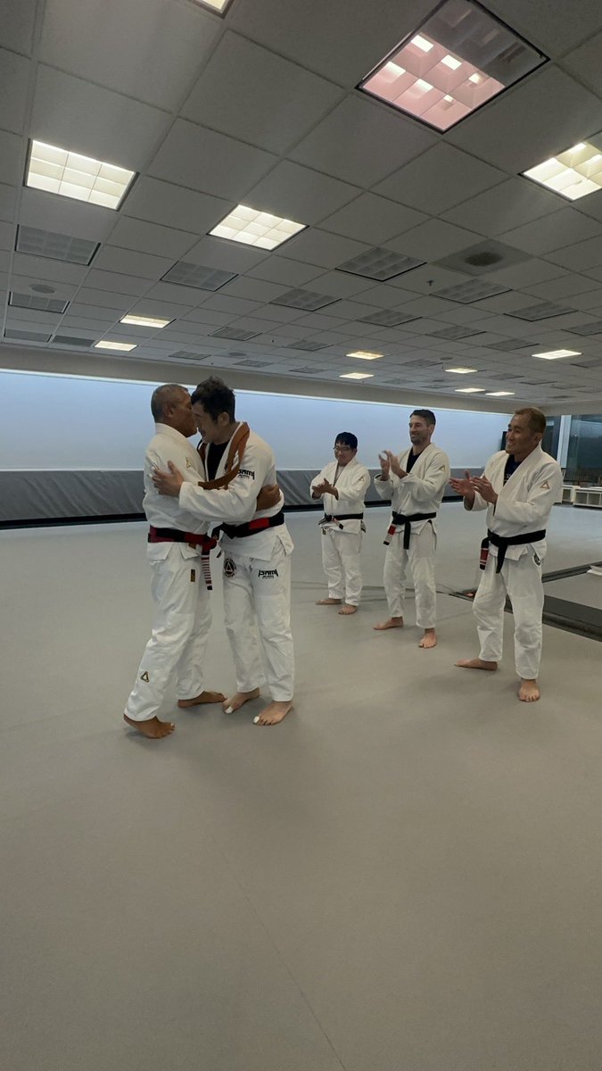 Jiu_Jitsu_NERD's tweet photo. 髙田延彦さんが黒帯昇格。帯の授与者はヒクソン・グレイシー 。おめでとうございます。 https://t.co/w6oAl7iix2