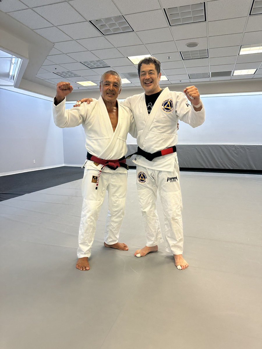 Jiu_Jitsu_NERD's tweet photo. 髙田延彦さんが黒帯昇格。帯の授与者はヒクソン・グレイシー 。おめでとうございます。 https://t.co/w6oAl7iix2