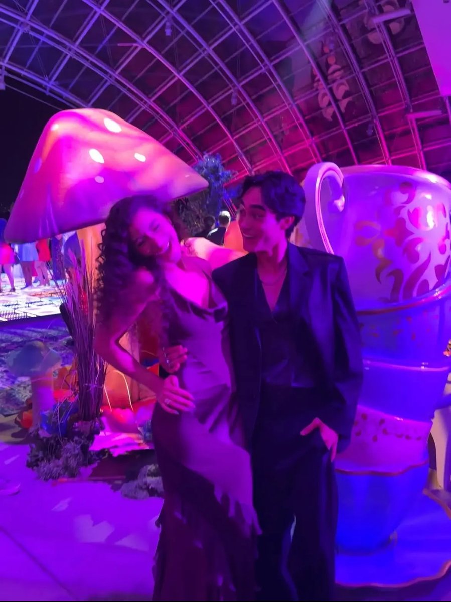 MAXimumhatter's tweet photo. My fave duo! 🎩🪝 https://t.co/xfZt8H2044