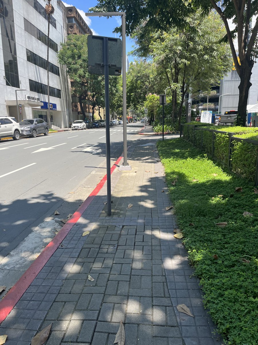 HDYDIFosca's tweet photo. Walking around the city this Sunday morning while listening to The Verve’s Bitter Sweet Symphony. https://t.co/JZKwk0cYr3