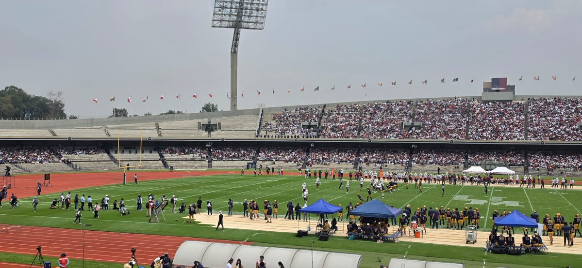 Yarda50_CU's tweet photo. Para todos los Politécnicos que asistieron el día de hoy gracias por ser un digno rival en el campo y en la tribuna! @BurrosBlancos @ipndeportes @ipn_mx
Pebetero y zona visitante!
#ClasicoNacional
#UNAMvsIPN
#99AniversarioFbaUNAM
#GoyaUniversidad
#RugidoYGarraY50 https://t.co/Bz22HEIQoP
