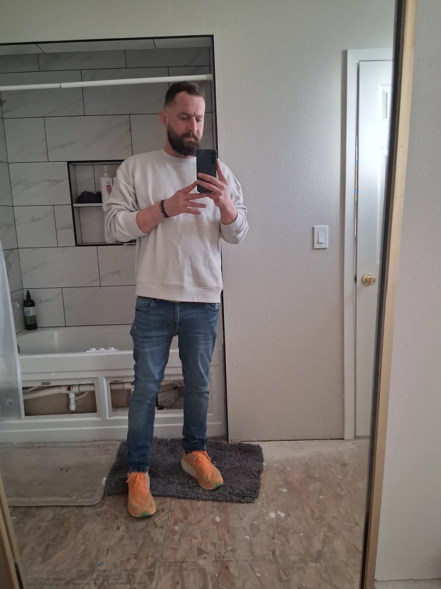 skyblued95's tweet photo. Loving the orenge hoka's. https://t.co/tskp4dXIT8