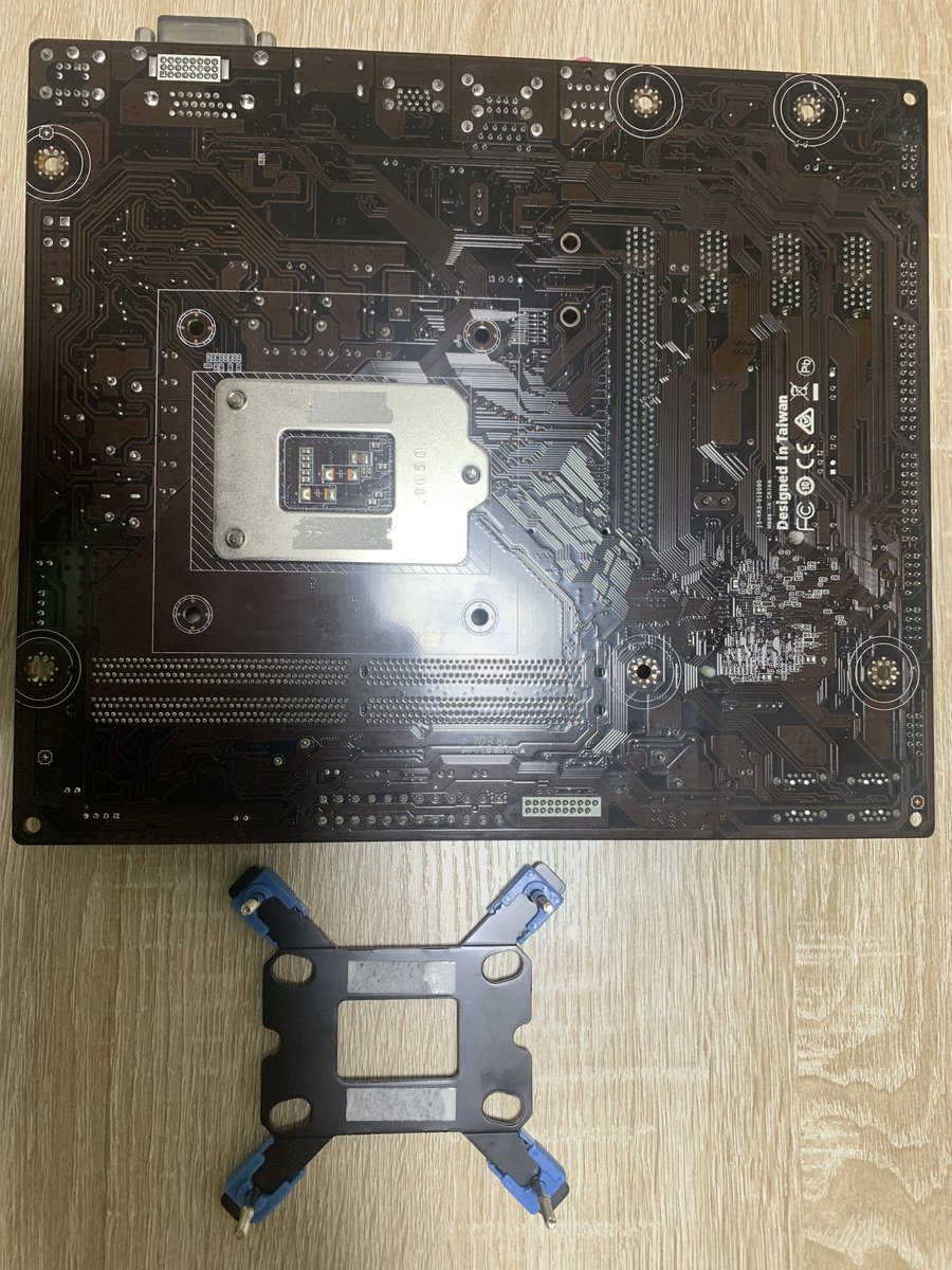 HaRuGamingPC's tweet photo. 中古で買ったマザーボードを動作確認して問題なかったから、CPUクーラーを取ろうとしたんだけど粘着テープでついてるタイプで中々剥がれなくてやや強引にやったら通電すらしなくなった、、
ソケット破壊した？？ https://t.co/VO3LXojIbk