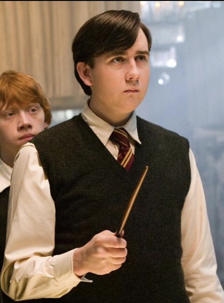 Gaxxod2's tweet photo. FAKTA #HarryPotter

Neville Longbottom sebenarnya bisa saja menjadi The Boy Who Lived.

Ramalan Trelawney tidak pernah menyebut nama Harry. Isinya hanya tentang seorang anak yang lahir di akhir Juli dari orang tua yang sudah tiga kali menentang Voldemort.

Dan Neville memenuhi semua syarat itu.

Harry dan Neville sama-sama cocok dengan ramalan tersebut.

Voldemort sendiri yang akhirnya memilih Harry sebagai target, dan keputusan itu justru menciptakan orang yang pada akhirnya akan menghancurkannya.

Yang menarik, Neville tetap tumbuh menjadi salah satu karakter paling berani di Hogwarts. Dia kehilangan orang tuanya, hidup bersama neneknya, terus diremehkan, tapi akhirnya berdiri melawan Voldemort ketika banyak orang lain sudah kehilangan harapan.

Bayangkan kalau Voldemort memilih Neville malam itu.

Do you think Neville would’ve become the Chosen One?

#HarryPotterHBO