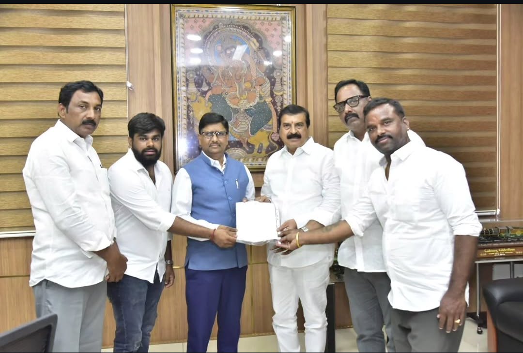 RavithejaGooty's tweet photo. గుంతకల్లు రైల్వే ��మస్యల పరిష్కారానికి డిఆర్ఎంతో భేటీ
ఈరోజు గుంతకల్లు రైల్వే డివిజన్ డిఆర్ఎం శ్రీ చంద్రశేఖర్ గుప్తా గారిని డిఆర్ఎం కార్యాలయంలో మర్యాదపూర్వకంగా కలిశాను.
ప్రజా సమస్యల పరిష్కారమే లక్ష్యంగా, గుంతకల్లు రైల్వే డివిజన్ అభివృద్ధికి నిరంతరం కృషి చేస్తాను. https://t.co/hH24STYyJp
