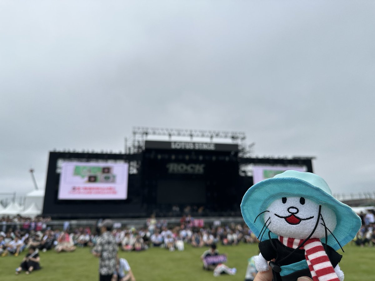 popsaurus7777's tweet photo. 到着してるー
何も観てないけど既に楽しい！

1発目はハルカミライ行ってきますー✨ https://t.co/76uLMol3kA