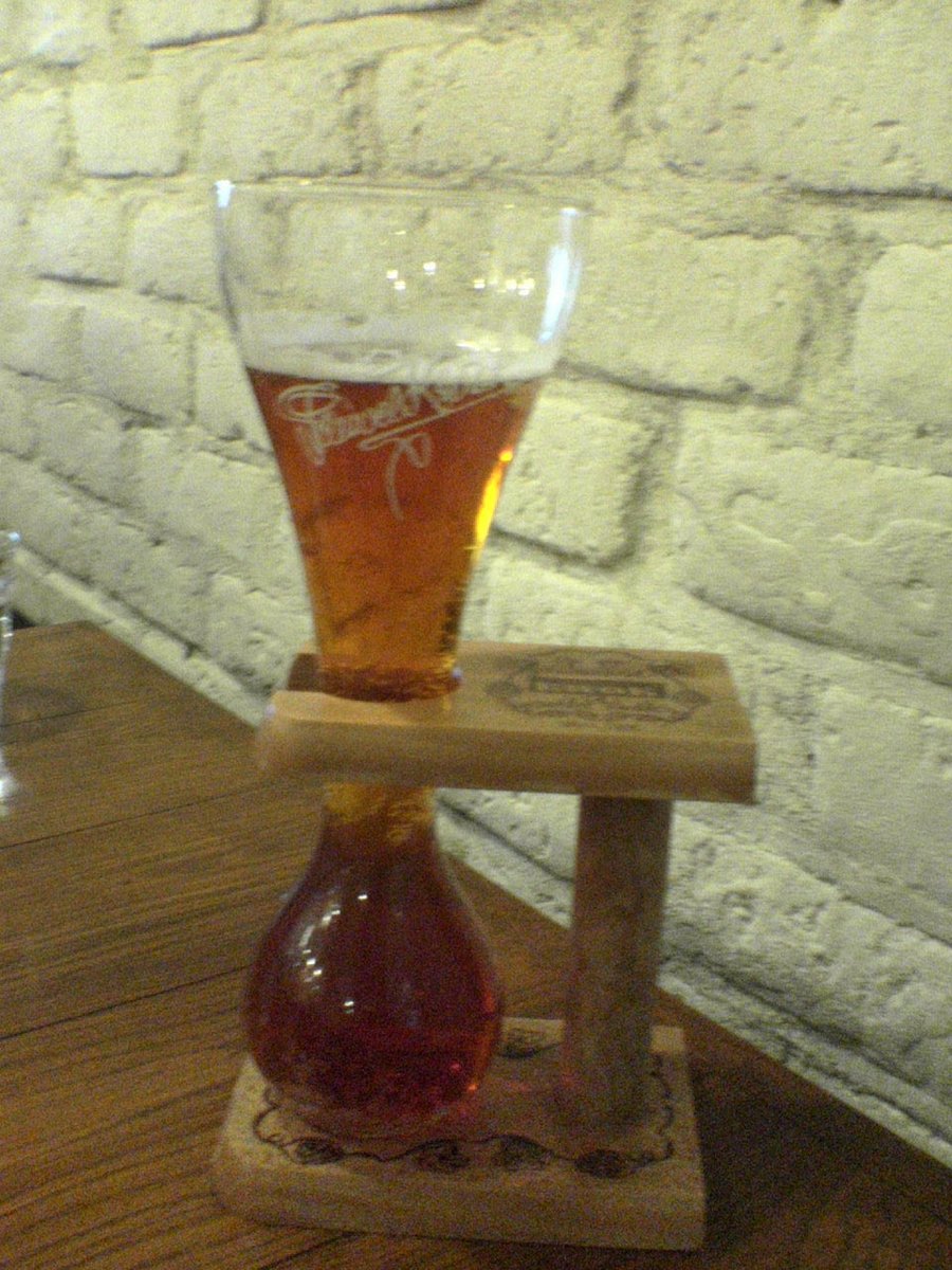 OUTBREED_t's tweet photo. SMASH HEADはELLのライブ前に時間があって腹ペコな時に行く店でした

確かベルギービールを初めて飲んだのもこの店だったはず https://t.co/R9qLegFgb4