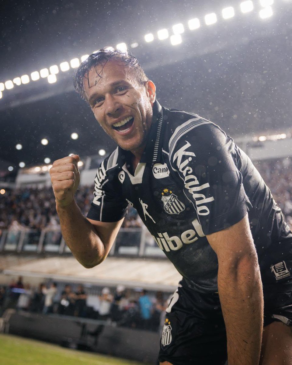 SantosFC's tweet photo. Mesmo chovendo, não molhou o terno. Arthur joga o fino da bola! 👔6️⃣ https://t.co/MLBCww0smJ