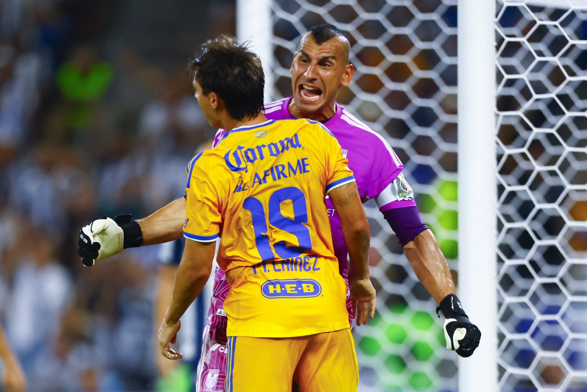 tigresfootball_'s tweet photo. Señor partidazo de estos dos: Mauro Lainez y Nahuel Guzmán se mandaron un partidazo en el Abbvandonado.

Imperiales. https://t.co/Hpy42KfQnV