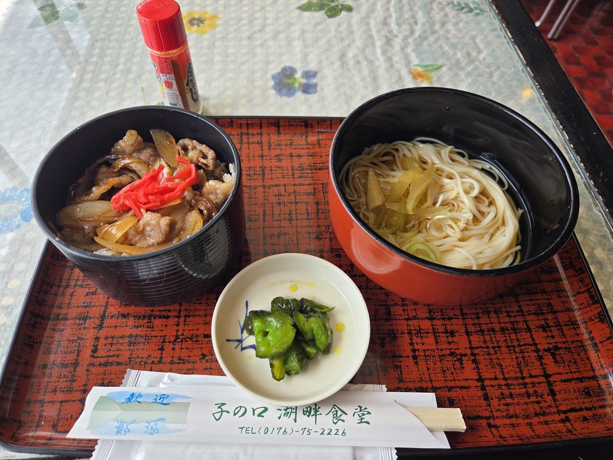 satoshiless's tweet photo. 十和田湖を眺めながら近くの食堂でランチ～(*´∀`)
はっきり言わせてもらう。うまい！ https://t.co/XT7ztY3fSw