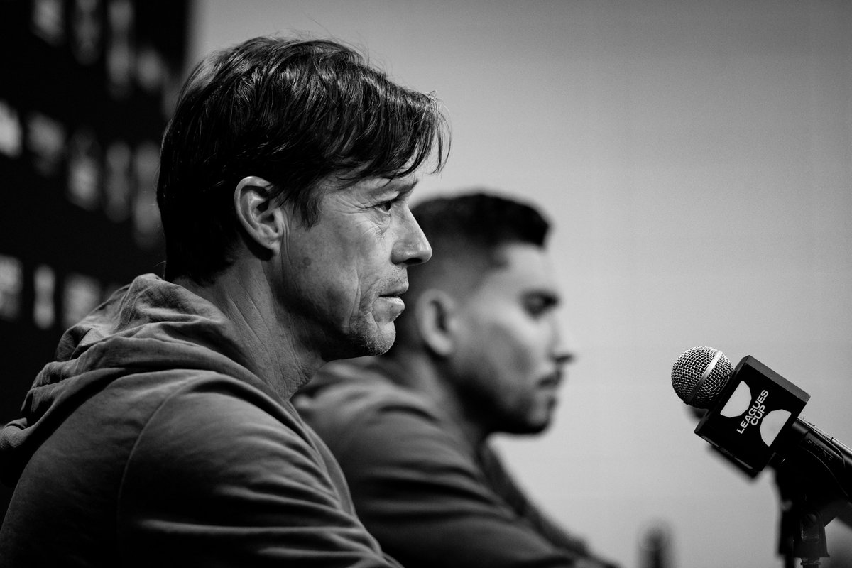 Adrian_SC0's tweet photo. Pésimo resultado y decepcionante planteamiento de Matías Almeyda.

Mismo 4-2-3-1 que bloquea el lado derecho, con Rossi y Ocampos rotando por esa zona, pero sin generar volumen de juego.

Todo el partido con un solo atacante de banda: primero Tecatito y después Orellano. Siempre uno, nunca los dos.