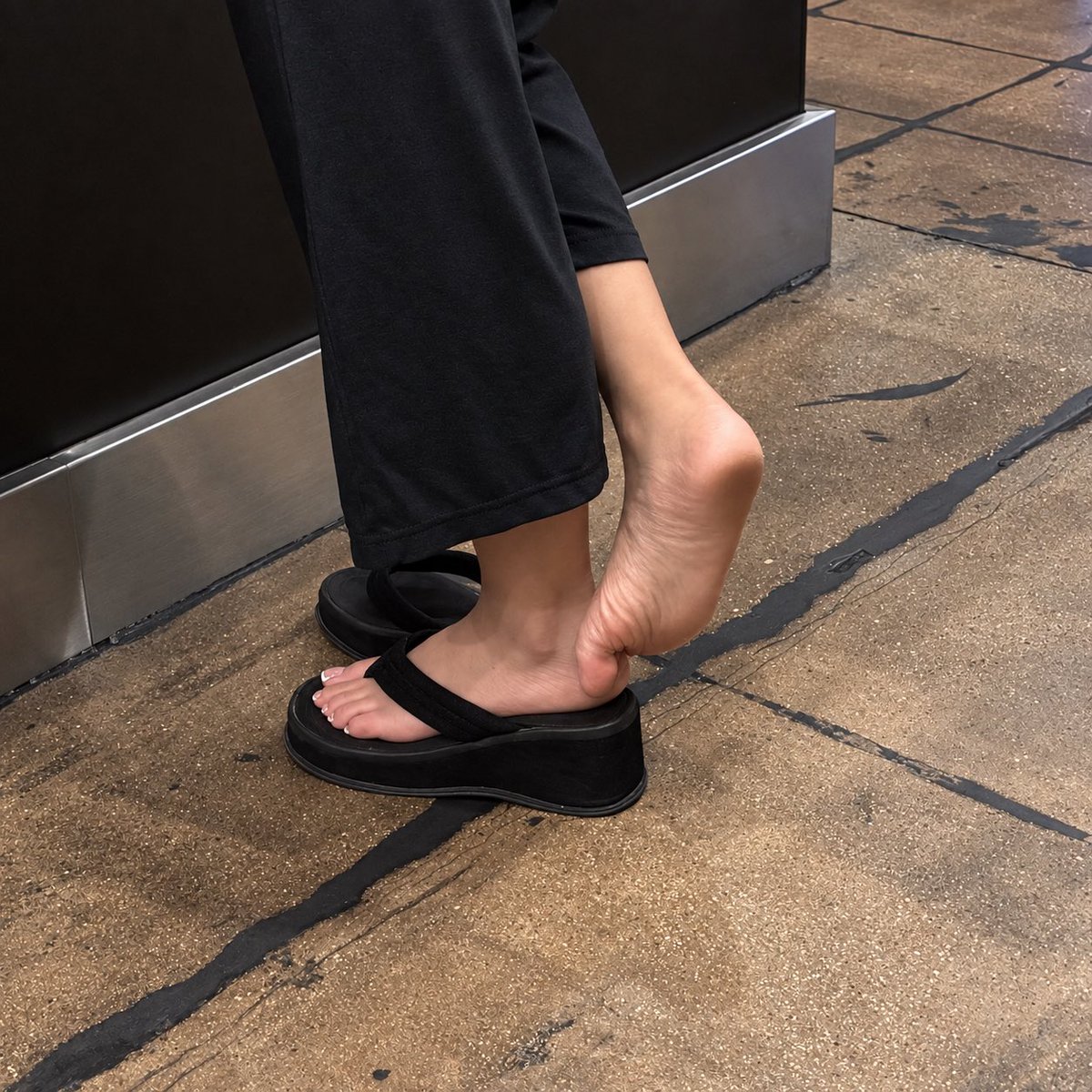 Aceedmonke48071's tweet photo. Got blessed with these beautiful feet a few min ago at afters ice cream 😍😍 wish I could suck on them 😍#candidfeet
#toes #feet https://t.co/oAnfT8qOeL