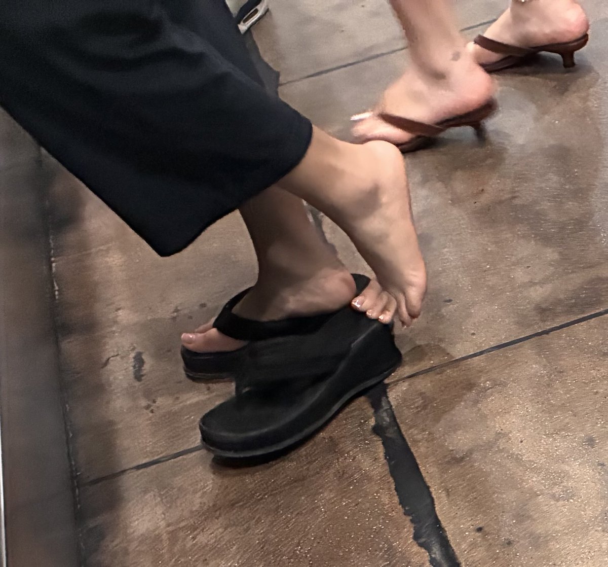 Aceedmonke48071's tweet photo. Got blessed with these beautiful feet a few min ago at afters ice cream 😍😍 wish I could suck on them 😍#candidfeet
#toes #feet https://t.co/oAnfT8qOeL