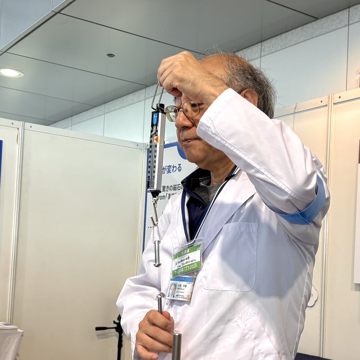 NIMS_PR's tweet photo. “あること”をして、ネオジム磁石が弱くなった証拠を見せる、こもり博士。

#サイエンスアゴラ2026 https://t.co/XLIqGJqOSS