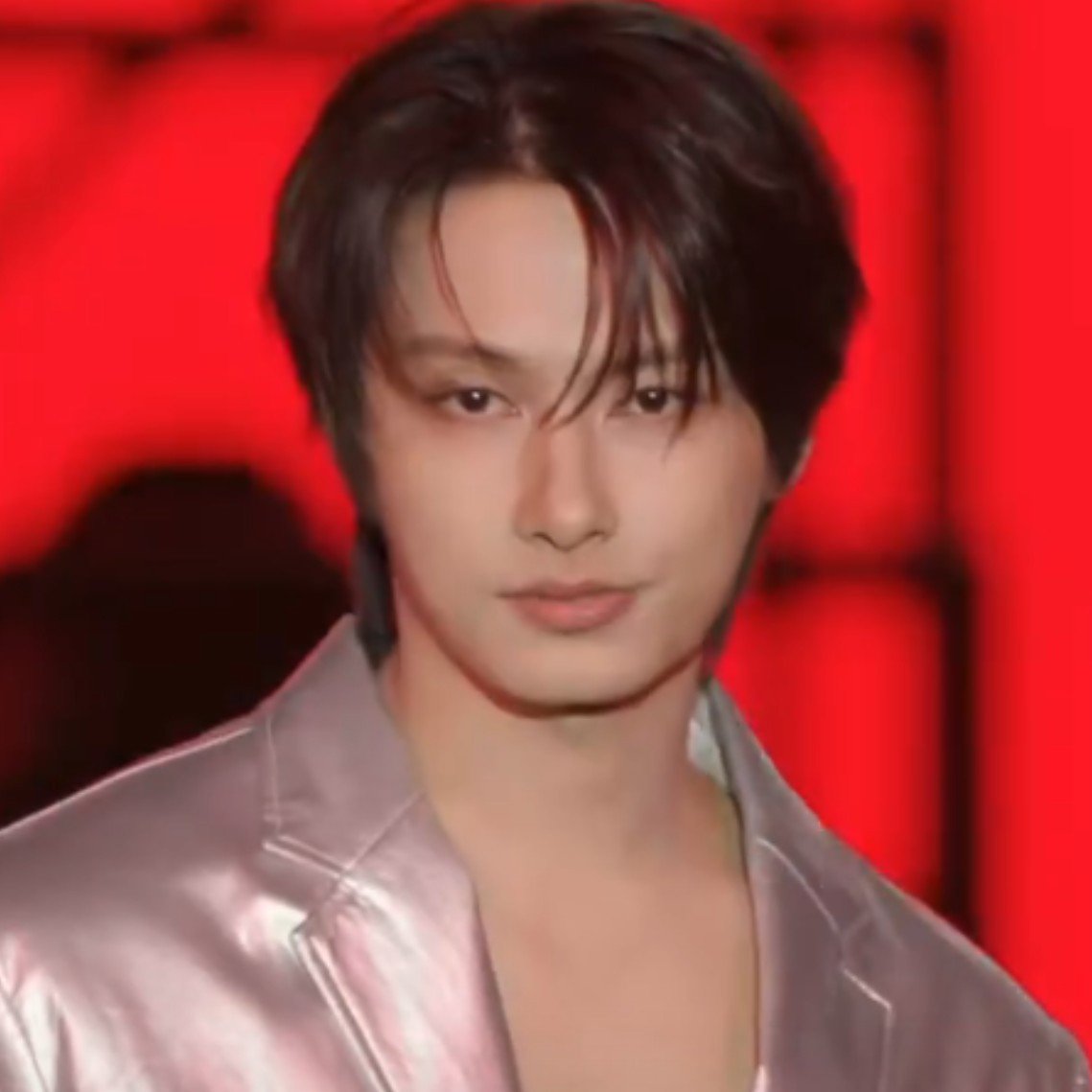 gyumawo_o's tweet photo. naalala ko sabi ng friend ko..

sa version ni mingyu ng shake it off, para niya tayong inaangasan. pero sa version naman ni jun, para niya tayong nilalandi HAHAHAHA https://t.co/z8OcTMhS8p