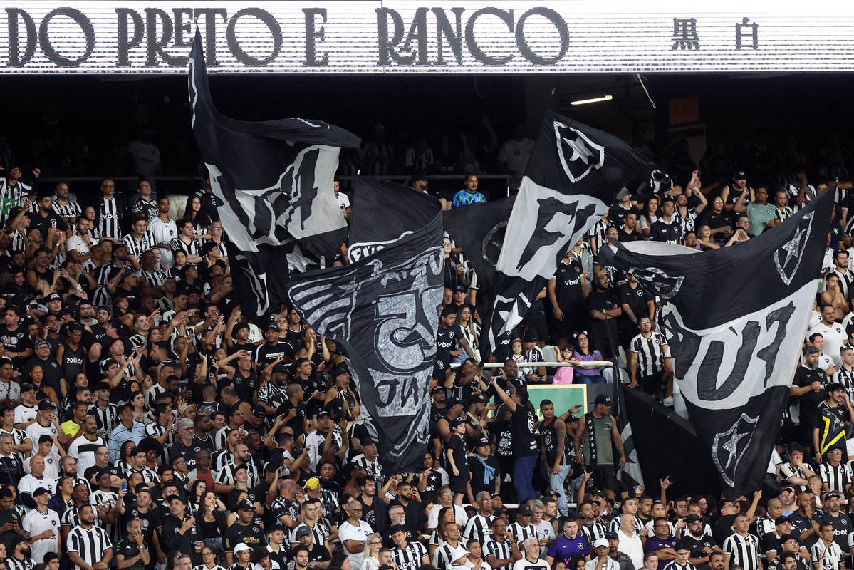 informafogo's tweet photo. Botafogo precisa da gente, meus amigos. O jogo contra o Grêmio é fundamental para o prosseguimento do ano do clube que amamos.

Não é sobre cobrar quem não pode ir e muito menos medir o tamanho do amor de ninguém pelo Botafogo. Não merecem isso, mas não é pela diretoria e jogadores. É pelo clube. É simplesmente entender o tamanho do momento. Quem puder estar no Nilton Santos, faça esse esforço. Essa reta final precisamos estar juntos.

Vamos encher o Nilton Santos. Vamos cantar, apoiar e fazer o nosso papel durante o jogo. Sem procurar culpados. Só Botafogo.

O ano pode estar nas nossas mãos. E enquanto estiver, estaremos lá.