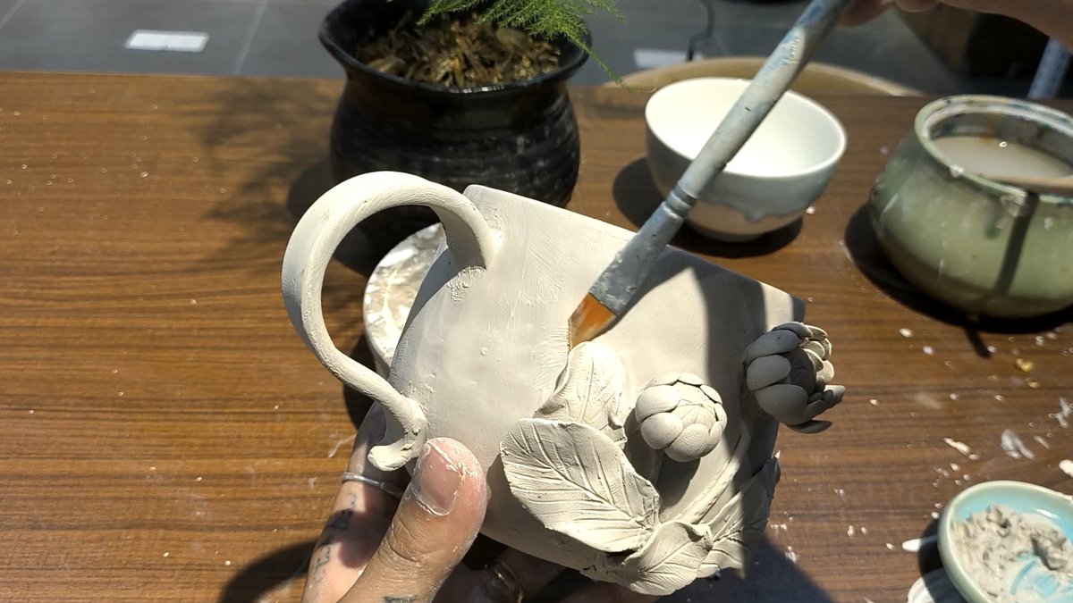 KeremOzdem2nlt's tweet photo. Loved getting my hands messy at the pop-up clay workshop today! Shaping little mugs with fellow art lovers, the smell of wet clay is the best.  #ArtForAll https://t.co/temAnEw9NN