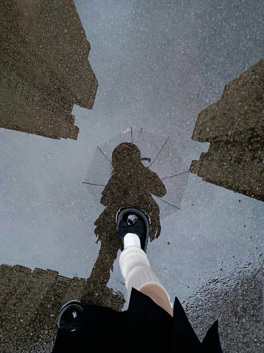AhmetAydiniq6d's tweet photo. A stranger noticed my broken shoelace in the rain, stopped to tie it for me with his extra one—small kindness made my whole day. https://t.co/36VZSuxgBe