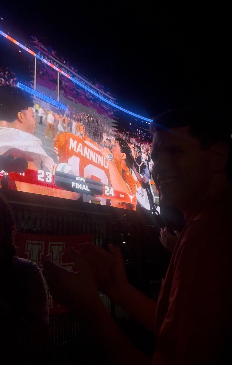 jamestalarico's tweet photo. HOOK EM HORNS https://t.co/faflOdrAPy
