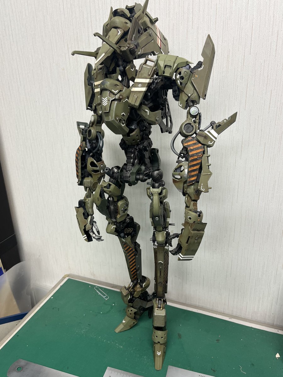 ii_ryoacca's tweet photo. 前作は野心的な試みで某ツインスイング関節を意識し過ぎていたので、可動と一次安定性に重点を置いて再設計。装甲を足したら出来なくなるかも知れないけど立て膝の待機姿勢もカバー出来る程度の可動を確保できた…ﾌﾋｯ https://t.co/usFkOcAc3i