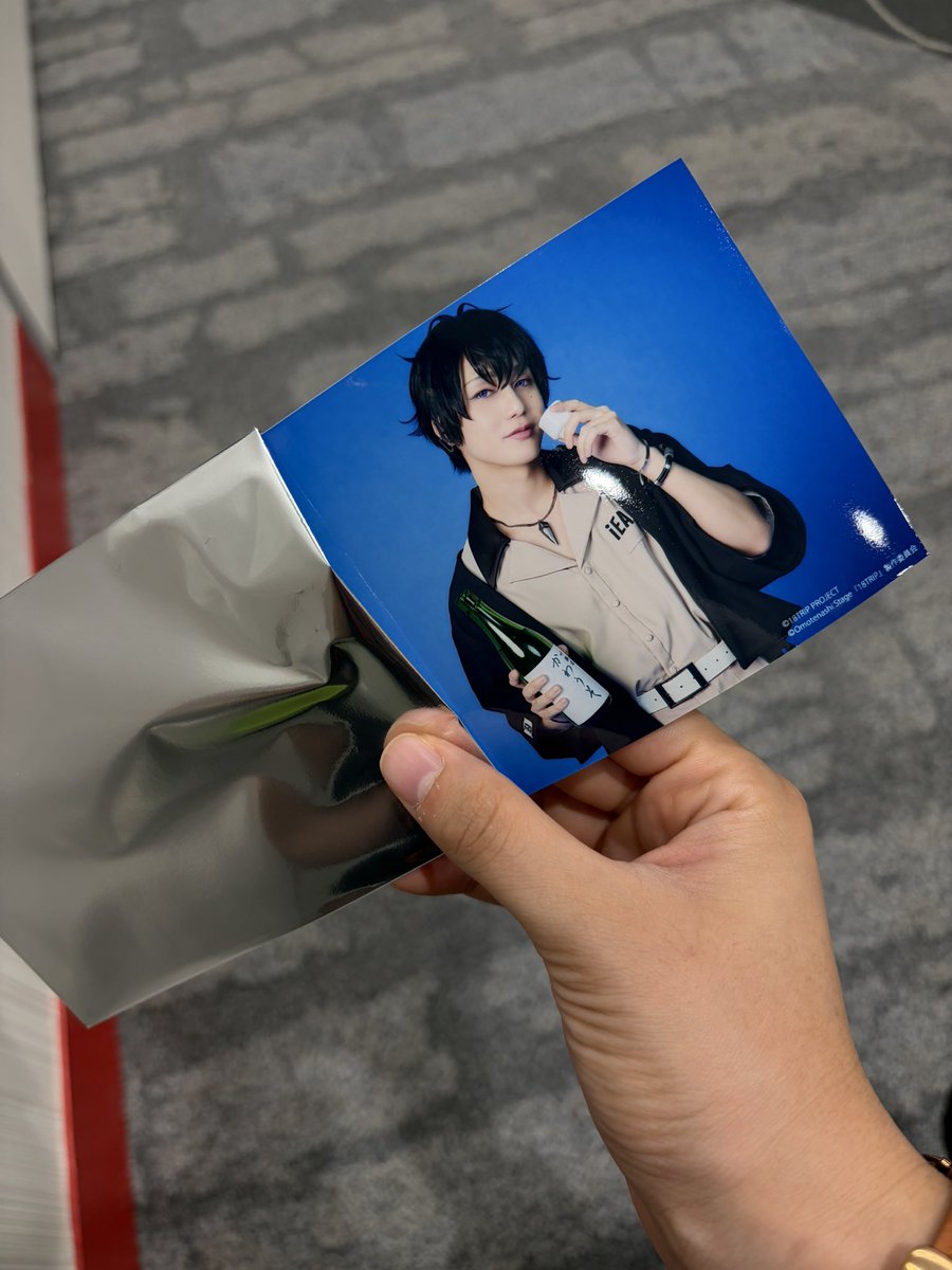osoneosookiman's tweet photo. おもステ開演前に劇場の外で座って待ってたら、
「叢雲推しですか？被ったのであげます。」って声かけられてしまった。
動揺しすぎて、お礼の声が震えてしまったよ🫨

まじでびっくりだ、神様か？？？
ほんまにありがとうございます🙇🙇 https://t.co/LinU5asrXE