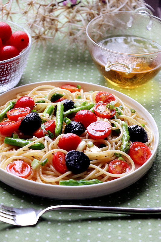 CemreYildik78n's tweet photo. Busy weekday call: quick lemon garlic pasta with a side of crisp cherry tomatoes  Took 15 mins to whip up – perfect fuel for a productive night! https://t.co/qwfHGkLRQs