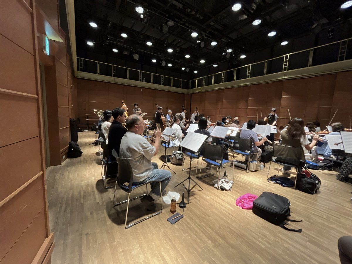 sanda_orchestra's tweet photo. 先日の練習風景です♪
モーツァルトとハチャトゥリアン、こちらも打楽器が加わり、だんだんと良いサウンドに✨ https://t.co/MMpQIzUhC2