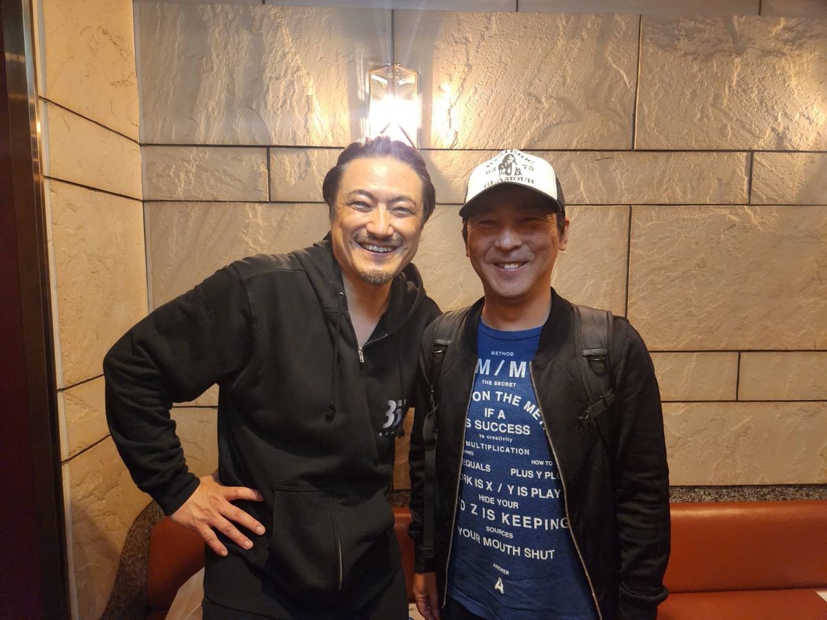 t_nishinosono's tweet photo. 舞台「#源内人形」
#きだつよし ご来場！
僕が長年在籍した、#TEAM発砲B・ZIN  元主宰。
#BQMAP の #奥村直義 さんとは、日芸の同期で、学生時代からとんでもない芝居を見せつけていた両者、両劇団を、僕ら後輩は羨望、憧れの眼差しで見ていました。
35年が経ち、発砲は解散してしまいましたが、BQがこうして活動を続け、今こうして主演をさせていただいていることが、何と言うか、感慨深さ極まりなく、続々当時の先輩方がお祝い観劇に駆けつける光景は、僕にとっては例えようのない、美しくて素晴らしい景色で。
そんな発砲の初期メンバーも駆けつけておりまして。相当マニアックですが、お分かりいただける方がおりましたら👏
右から平林マキさん、鶴岡大二郎さん、そしてきだつよし。

いよいよ間もなく千穐楽！
強敵 #平賀源内 ！
燃え尽くし、燃やし尽くしてやるぜ🔥
若干お席あるようです！
思い立ちましたら劇場へ！

劇団&公演HP
https://t.co/dyQFubzj4Q