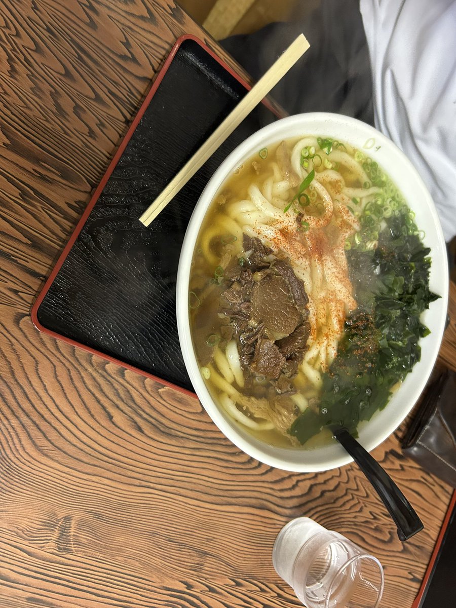 mitukanghoul's tweet photo. 後輩が食べた大盛りうどん（1キロ）を見て並盛りで満腹なう😇😇 https://t.co/W4uhS8khrG