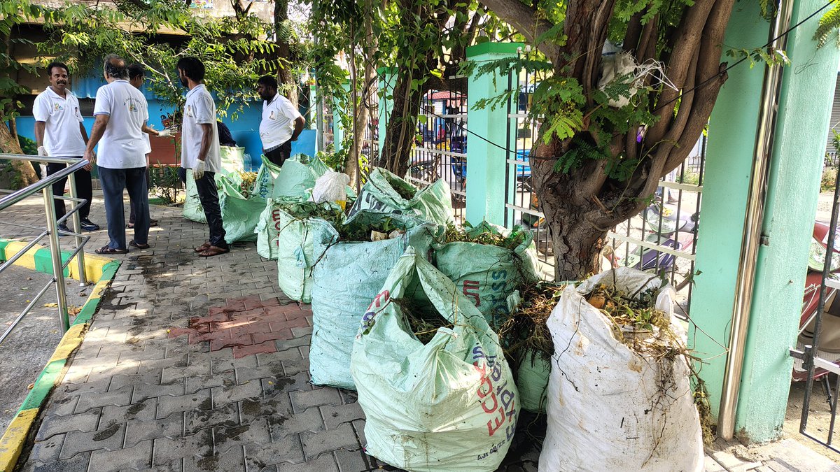 krishna_Mumbai's tweet photo. 🌱 சிவா விஷ்ணு கோயில் குளம் – சுத்தம் செய்யும் பணி 🌱

கடந்த வாரம் ஞாயிற்றுக்கிழமை மடிப்பாக்கம் சிவா விஷ்ணு கோயில் அருகில் உள்ள குளத்தை சுத்தம் செய்யும் பணியை தொடங்கினோம். நேரம் போதாத காரணத்தால் முடிக்க முடியாமல் இருந்த மீதமுள்ள பணியை இந்த வாரம் தொடர்ந்து செய்து முடித்துள்ளோம்.

இதில் மொத்தம் 16 மூட்டைகள் கழிவுகள் அகற்றப்பட்டுள்ளன. 💪🌿

தண்ணீர் மற்றும் சேறு சகதியாக இருந்ததையும் பொருட்படுத்தாமல், குளத்திற்குள் இறங்கி சிறப்பாக சுத்தம் செய்த We The Leaders உறுப்பினர் இளையராஜா அவர்களுக்கு சிறப்பு பாராட்டுக்கள்! 👏🙏

மேலும், மடிப்பாக்கம் குழுவாக வந்து இந்தப் பணியில் கலந்து கொண்டு உதவி செய்த அனைவருக்கும் மனமார்ந்த பாராட்டுகளையும் நன்றியையும் தெரிவித்துக் கொள்கிறோம். 🙏

வாருங்கள்! ஒன்றிணைவோம்!
நீர்நிலைகளை பாதுகாப்போம்! 🌱

இப்படிக்கு,
We The Leaders – மடிப்பாக்கம் 🇮🇳