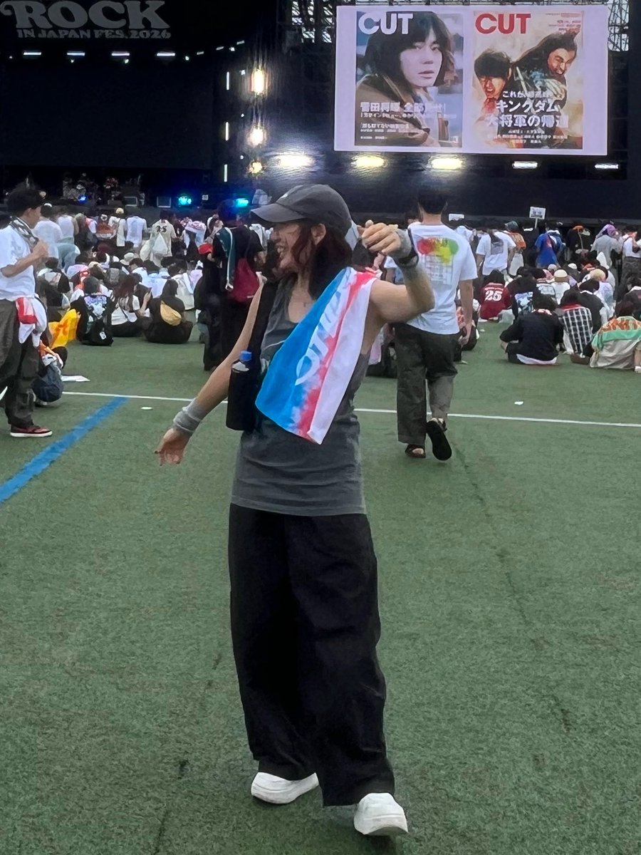K_ariFlyaway17's tweet photo. 昨日割と寒かったのに
ロッキンでも着たかったバニラズのタンクトップ笑

牧さんも着てたんだ！とニコニコキモヲタなワタクシです( ≖ᴗ≖​)
日中は寒くなかったよ！夜は羽織った！流石に！笑

スケモン最後だったの歓喜🥹🫶🏻

私とバニラズの夏フェス(ラブシャとロッキンだけ)これにて完。 https://t.co/1PGMtfYbCF