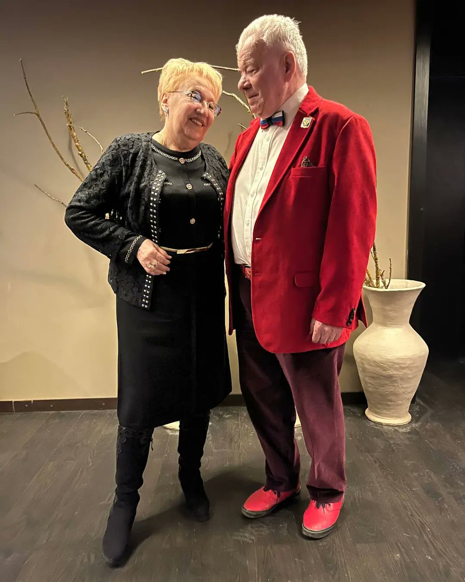 ShellyLiakeqk's tweet photo. Ну и завершает череду наших зимних праздников мега супер юбилей - 80 🏆🎉
С мыслью о том, что учитель живёт в своих учениках, и о том, что восьмёрка символизирует бесконечность, поздравляли юбиляра, желая ему быть бесконечно счастливым, радостным, https://t.co/TuCGDEbSka