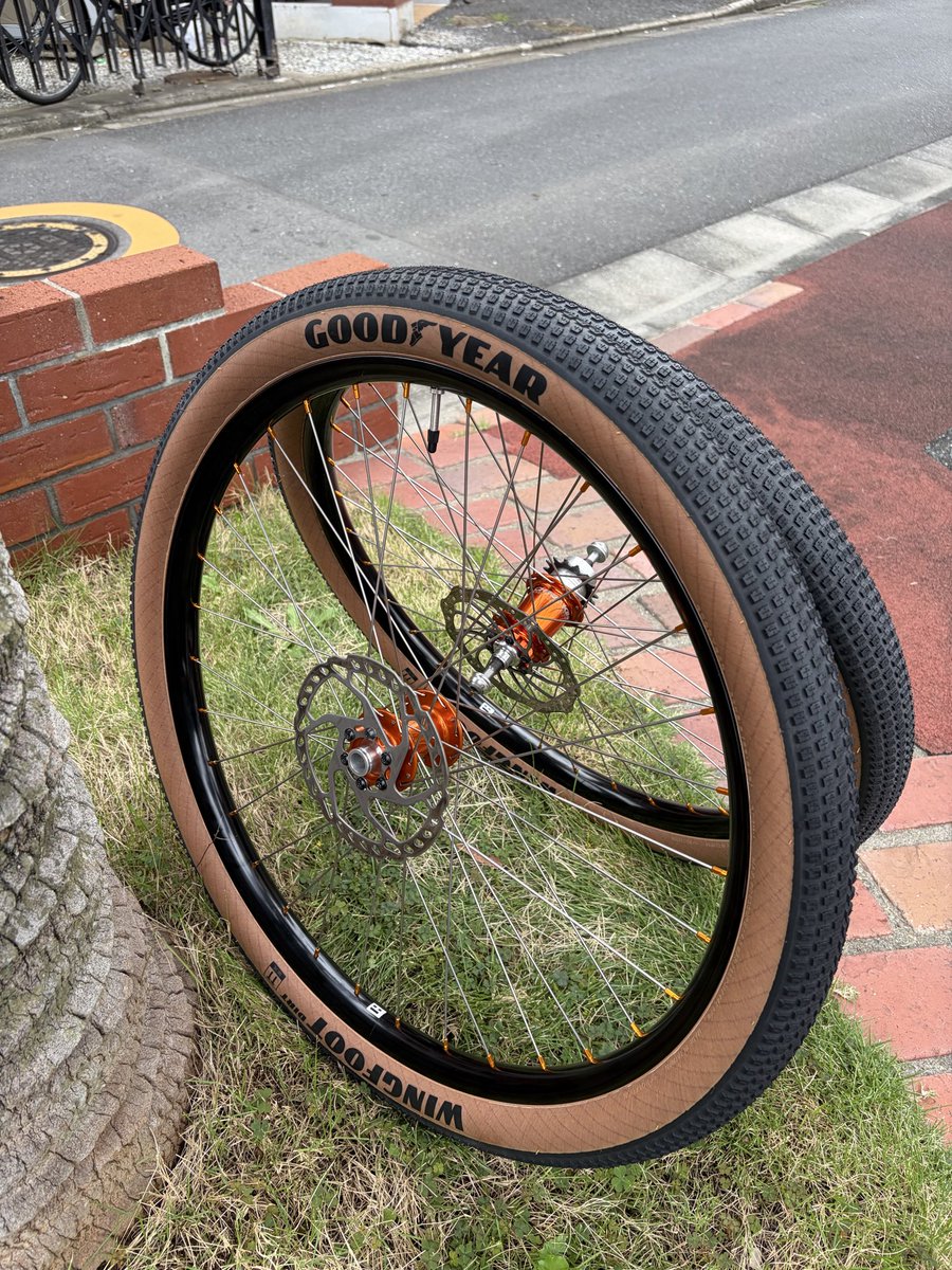 astbikes's tweet photo. 26インチ時代に活躍したホイールをバラして、ダートジャンプ用に丈夫なリムを使い組み立てました。
#chris_kinghub
#tubagurarim
#pillersporks
#mawinipple
#マウンテンバイク
#astbikes
#astforest
#練馬板橋
#和光市秩父市
#マウンテンバイクショップ https://t.co/rsSADnr9XB