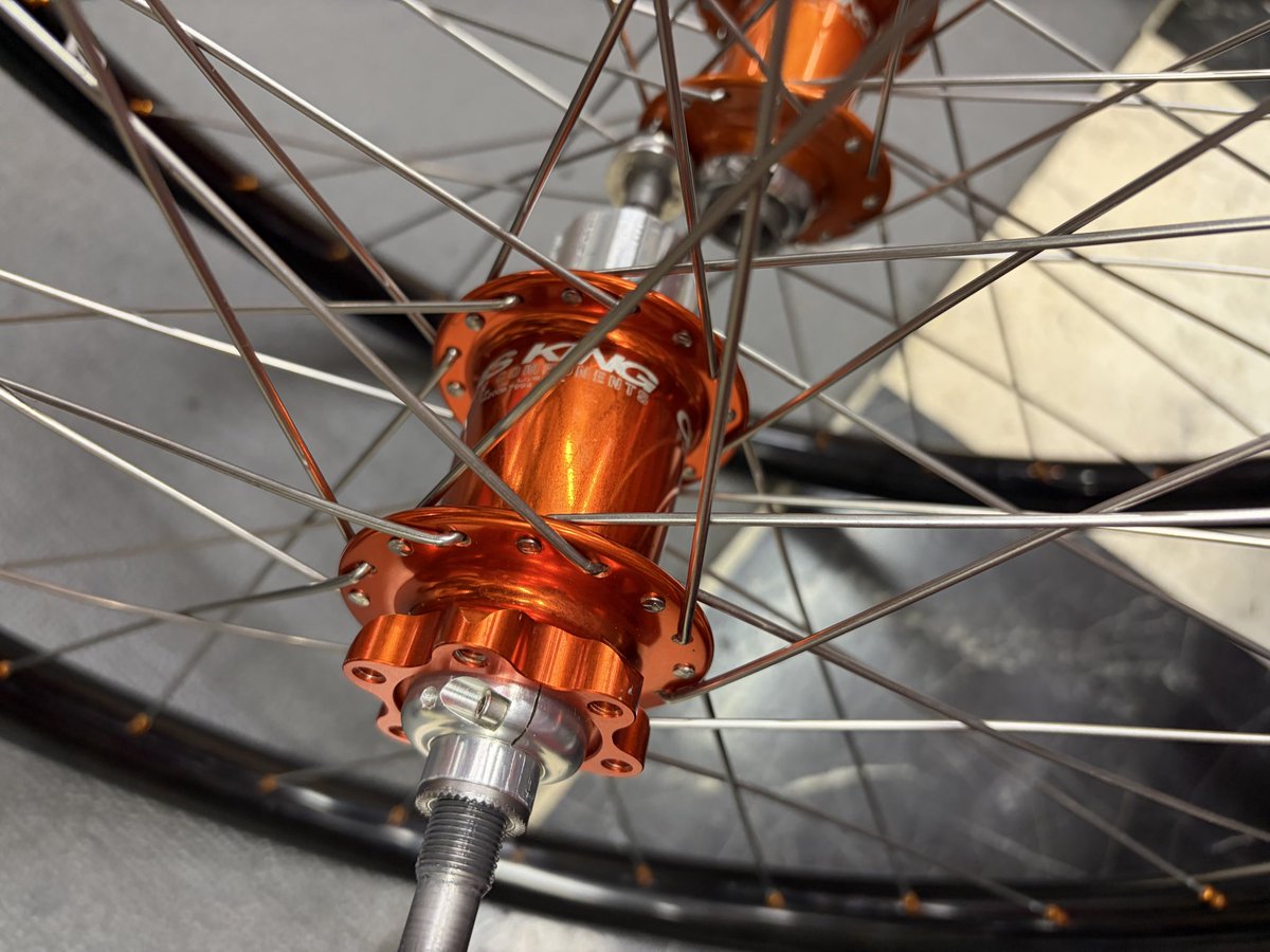 astbikes's tweet photo. 26インチ時代に活躍したホイールをバラして、ダートジャンプ用に丈夫なリムを使い組み立てました。
#chris_kinghub
#tubagurarim
#pillersporks
#mawinipple
#マウンテンバイク
#astbikes
#astforest
#練馬板橋
#和光市秩父市
#マウンテンバイクショップ https://t.co/rsSADnr9XB