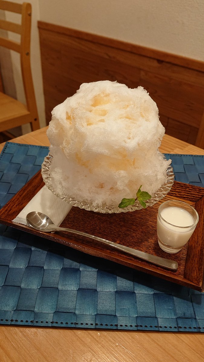 mizoreya1's tweet photo. 本日も通常通り営業中です。

期間限定メニュー、白桃みぞれも好評ご提供中です。夏のメニューは少しづつ終了していきますので、無くなる前にいかがでしょうか？

本日もご来店お待ちしております！

 #かき氷  #京成大久保  #習志野市 https://t.co/c4yYLRagZE