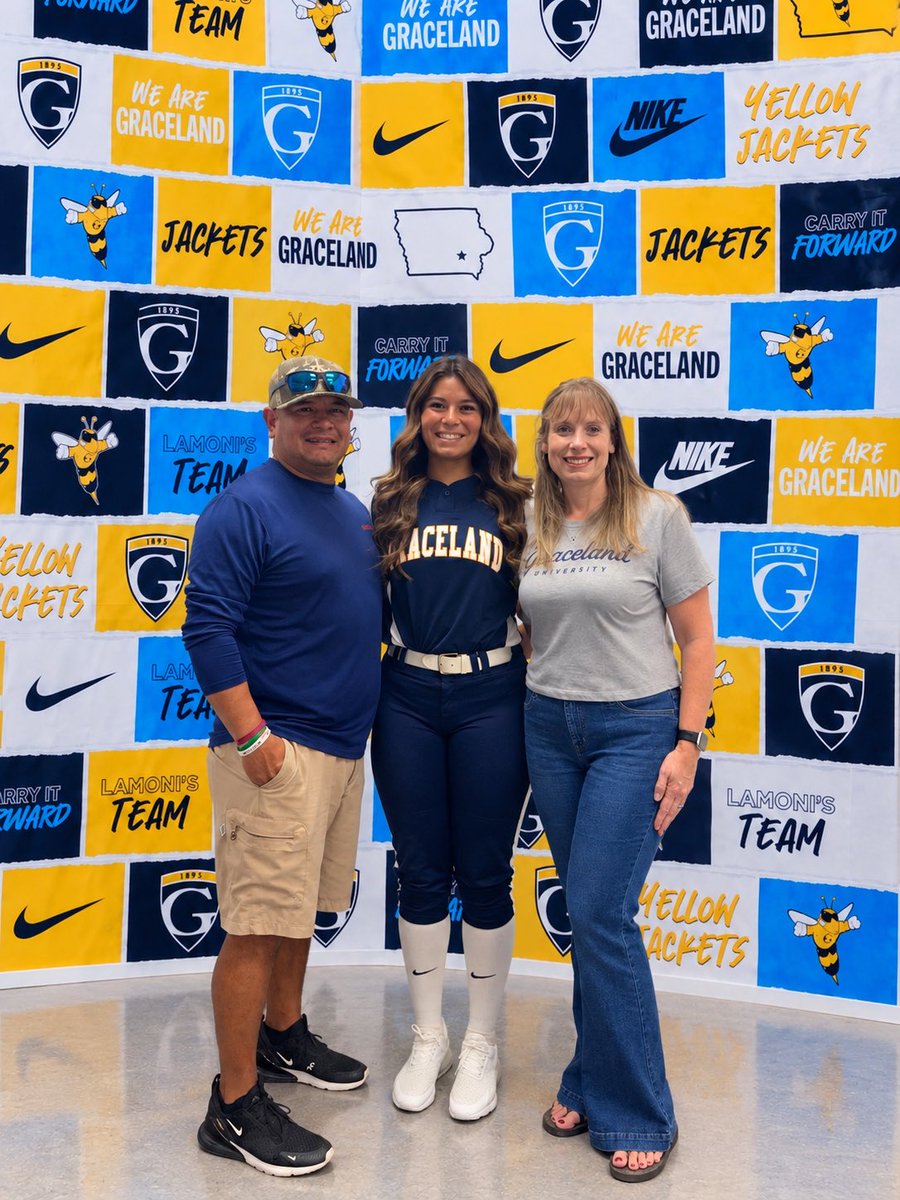 KylieZarate2027's tweet photo. I'm so excited to announce my verbal commitment to continue playing softball at Graceland University!! Thank you so much Coach Gracie and Coach Erik for this amazing opportunity!! Go Jackets!! 🐝💙💛  @GracieLopez_ @LembergErik @softball_gu @recruiting_eb 
@BrahmaTradition @CoachDavis99  @eb_brahmarettes  @RecruitMatador @raj_manjrekar @TSFJuarez @softballhype